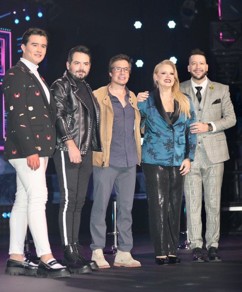 El productor Miguel Ángel Fox junto al talento de Veo Cómo Cantas.