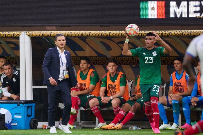 Lozano dando instrucciones con el Tri 