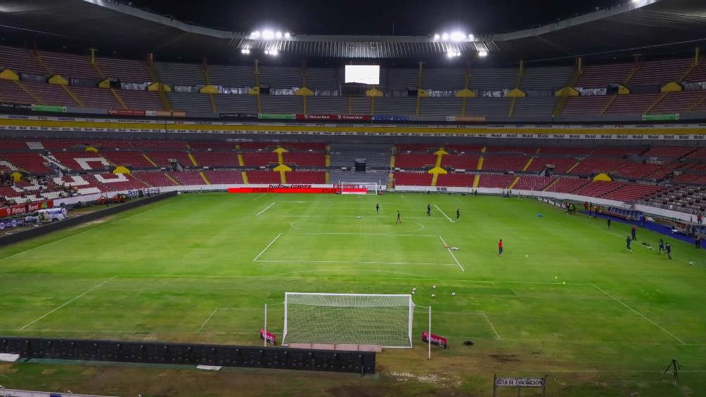 Estadio Jalisco luce el césped maltratado