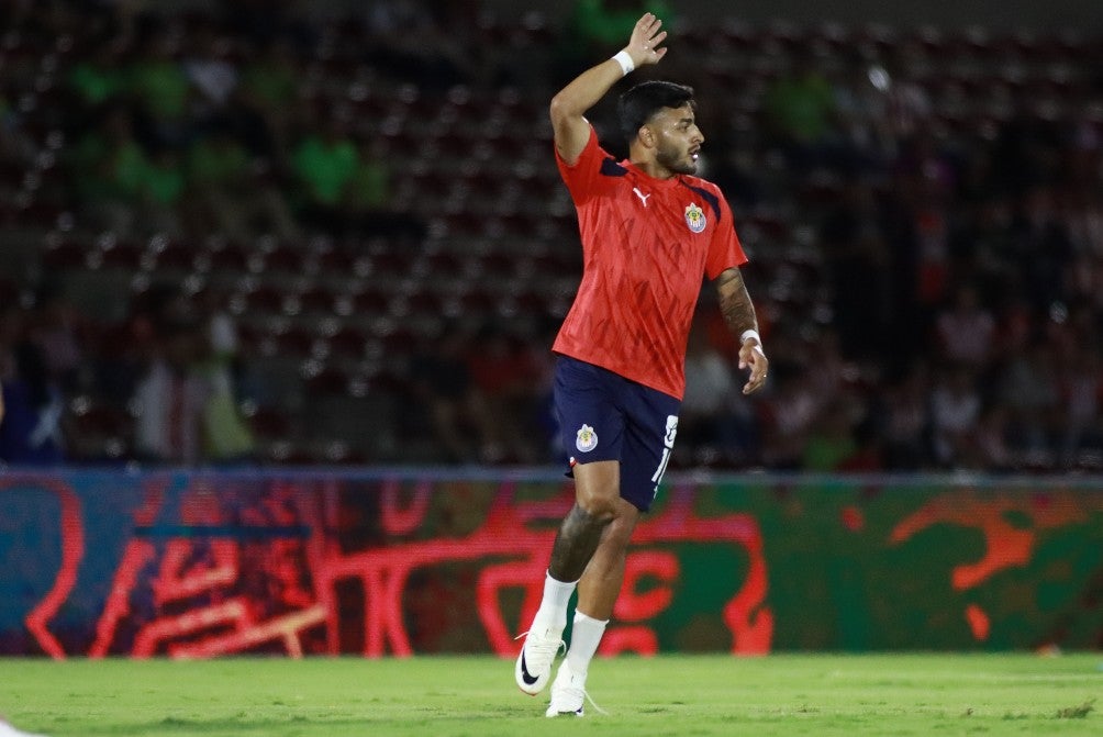 Alexis Vega calentando previo al partido 