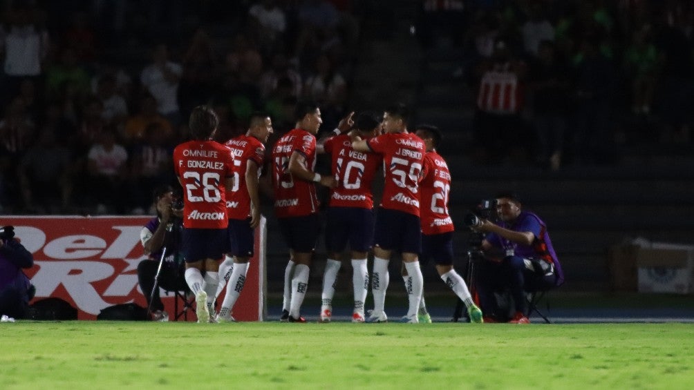 Chivas festeja el gol de Alexis