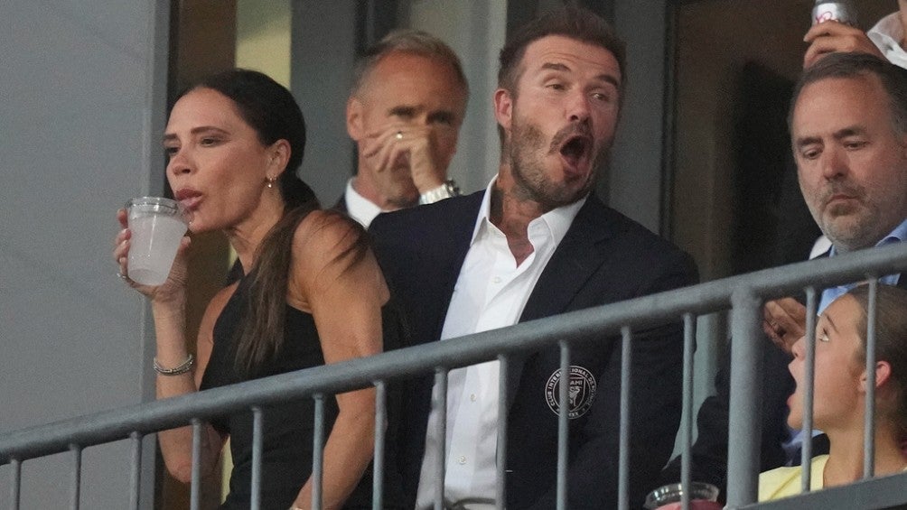 Victoria Beckham junto a David en un partido 