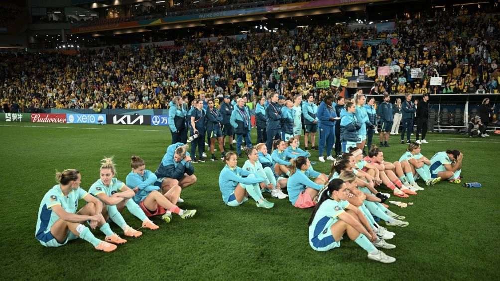 Australia tendida en el campo tras la derrota