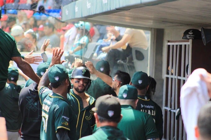 Pericos celebrando la carrera anotada 