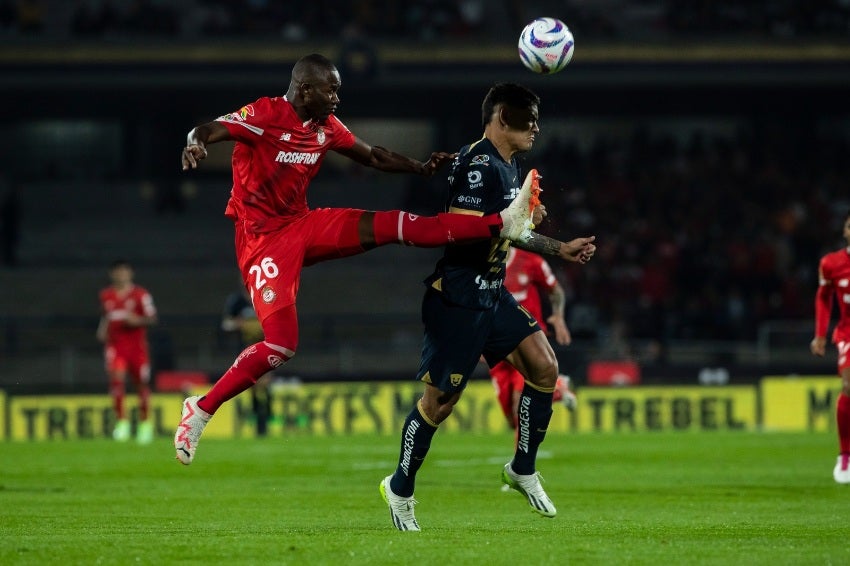 Toro Fernández en el partido vs Toluca