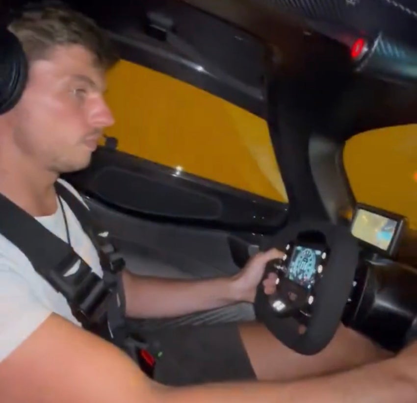 Verstappen concentrado manejando 