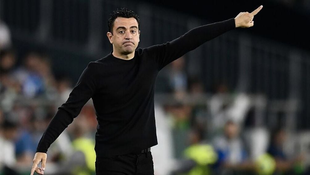 Xavi durante un encuentro con el Barcelona