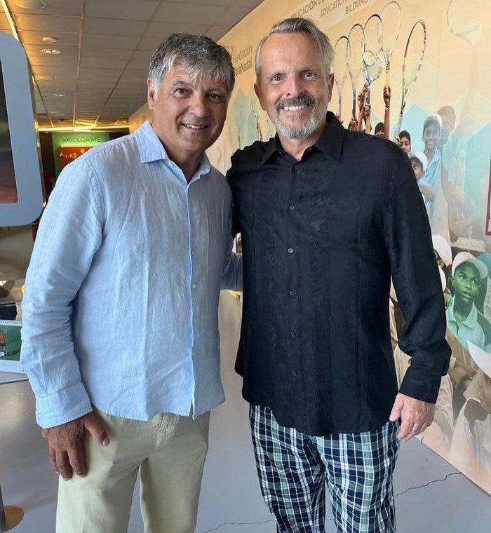 Miguel Bosé junto a Toni Nadal 