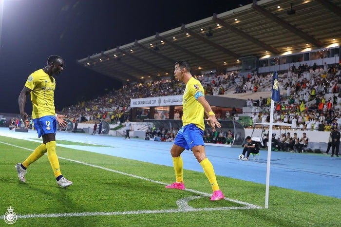 Ronaldo festejando con su equipo tras el gol 