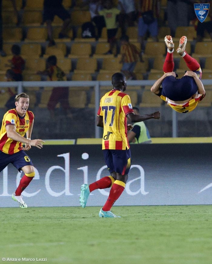 Lecce celebrando el triunfo contra Lazio 