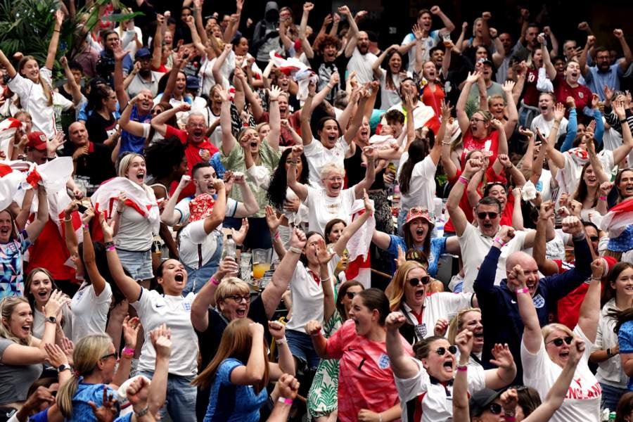 Aficionados de Inglaterra viendo la Semifinal