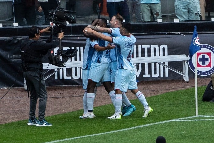 Cruz Azul celebrando el segundo gol 