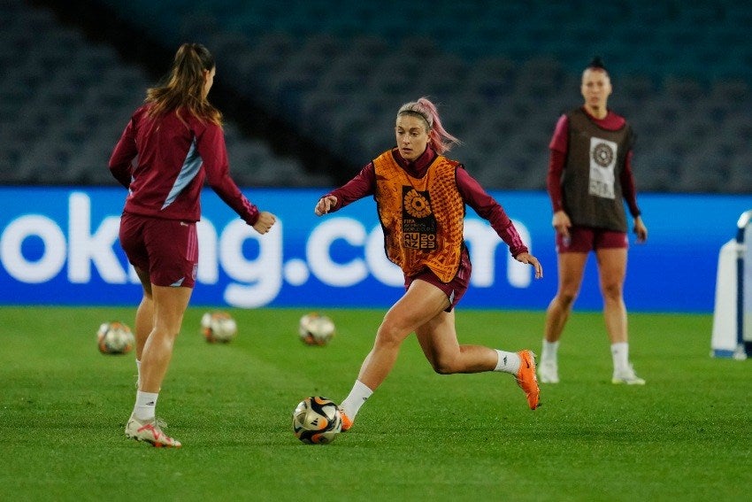 España entrenando previo a su partido 