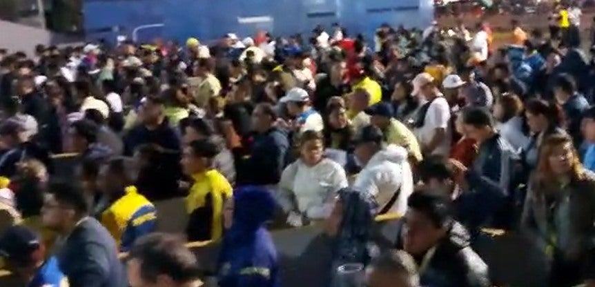 Aficionados entrando al Estadio Azteca 