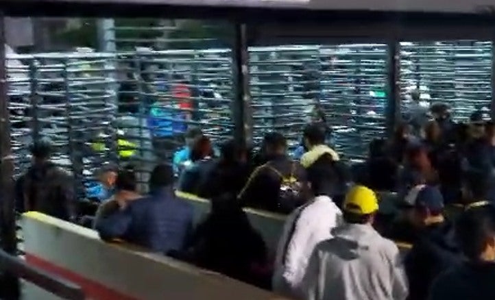 Aficionados entrando al Estadio Azteca 