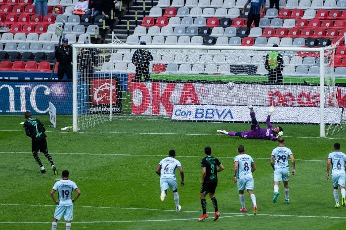 Preciado anotando el penalti 