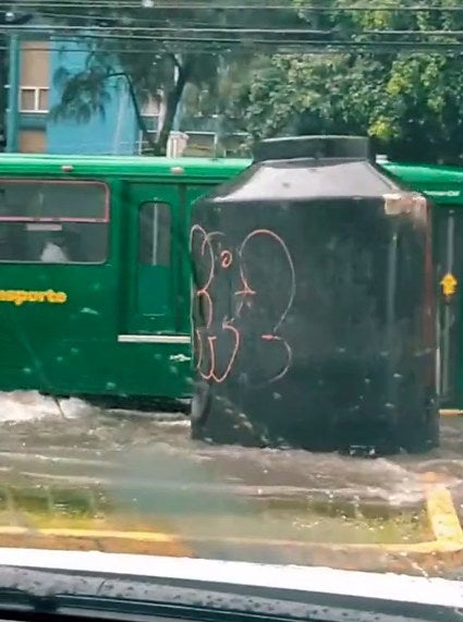 Tinaco flota en avenida de Zapopan