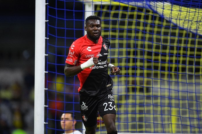 Jordy Caicedo jugando con el Atlas 