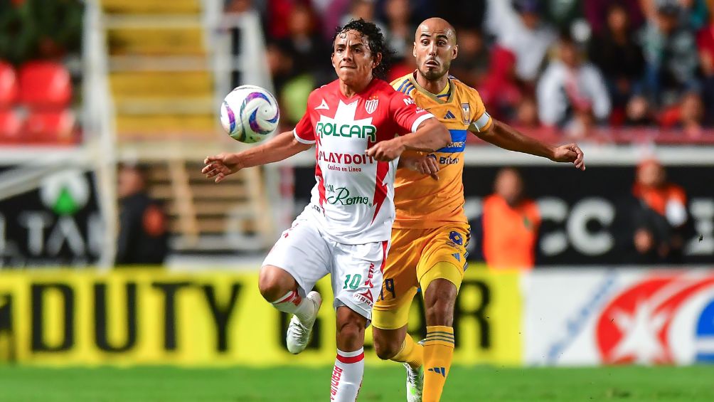 Guido Pizarro disputando un balón