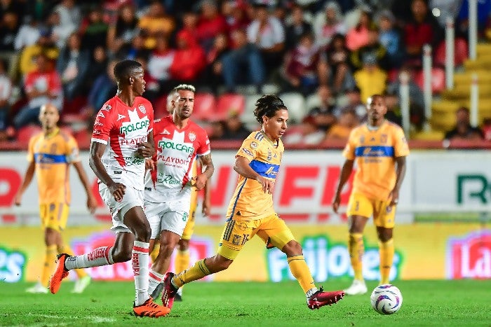 Lainez enfrentando al Necaxa