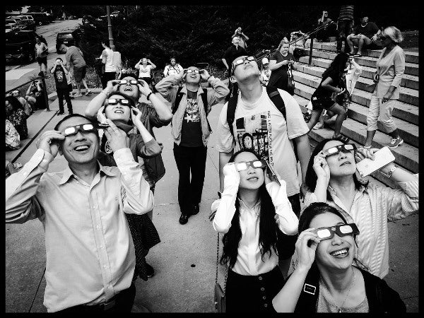 Gente viendo un eclipse solar 