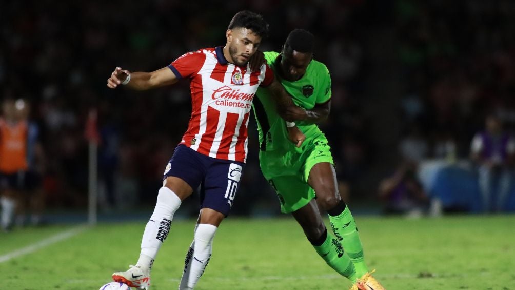 Alexis Vega disputando un balón ante Bravos