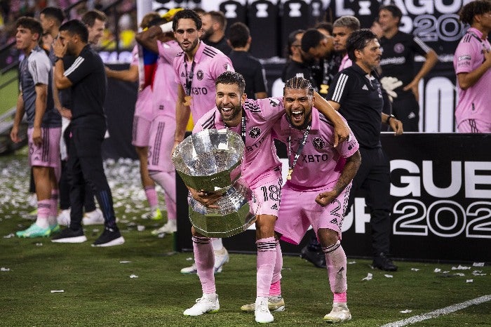 Jordi Alba celebrando el título 