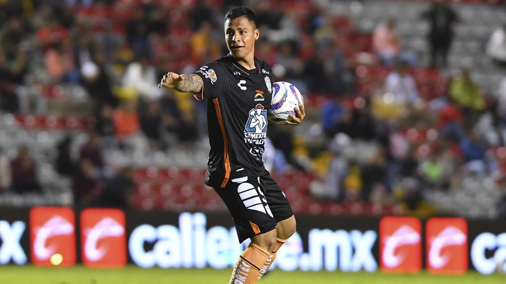 Roberto de la Rosa celebrando ante Querétaro