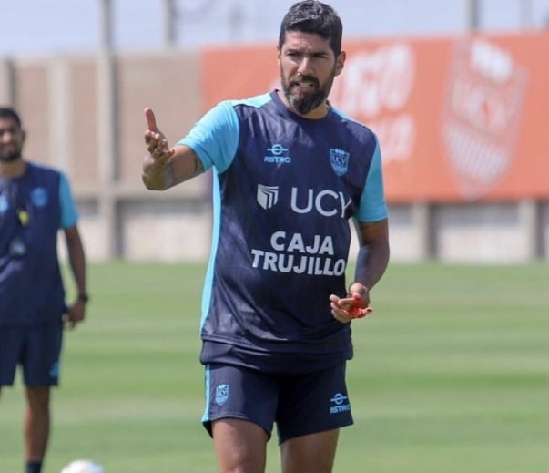 Loco Abreu durante un entrenamiento de César Vallejo