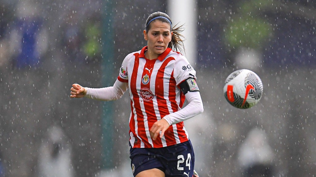 Alicia Cervantes ayuda a sacar agua de la cancha durante el Cruz Azul vs Chivas