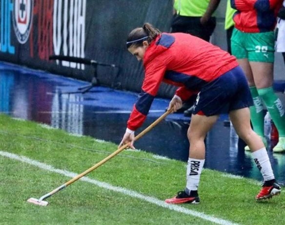 Alicia Cervantes ayuda a sacar el agua de la cancha