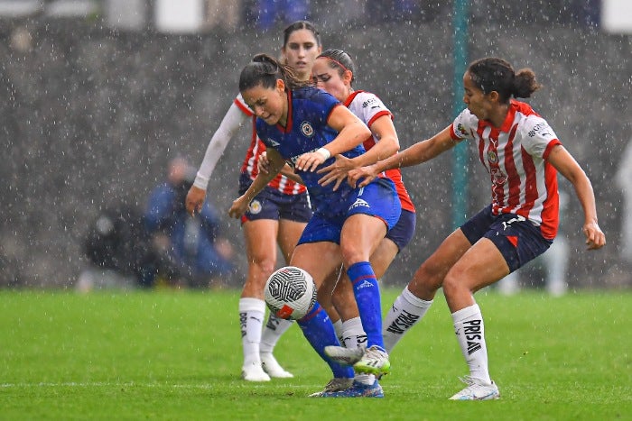 Cayó una fuerte lluvia durante el partido