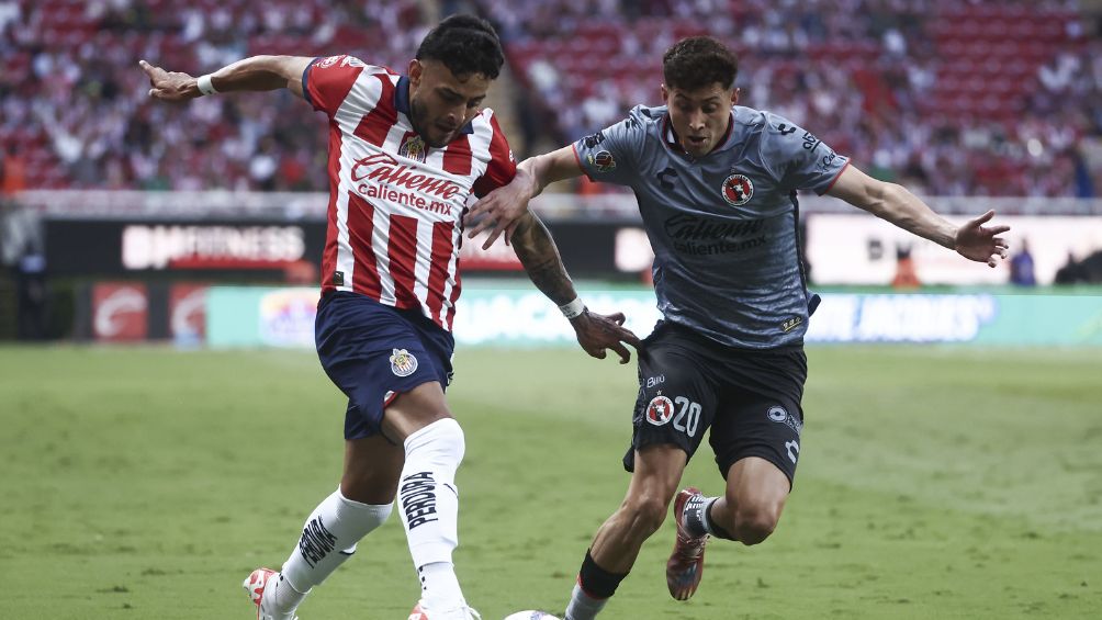 Alexis Vega disputando el balón ante Xolos