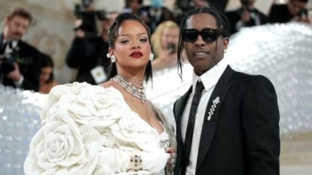 Rihanna y su pareja en una gala