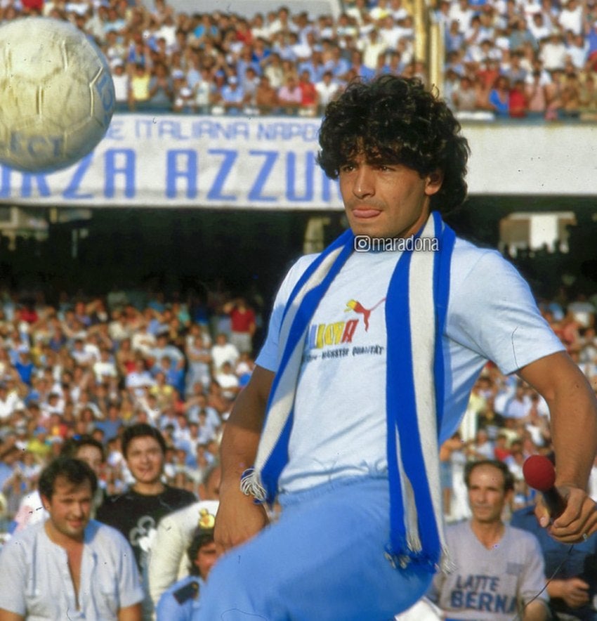 Maradona con el balón