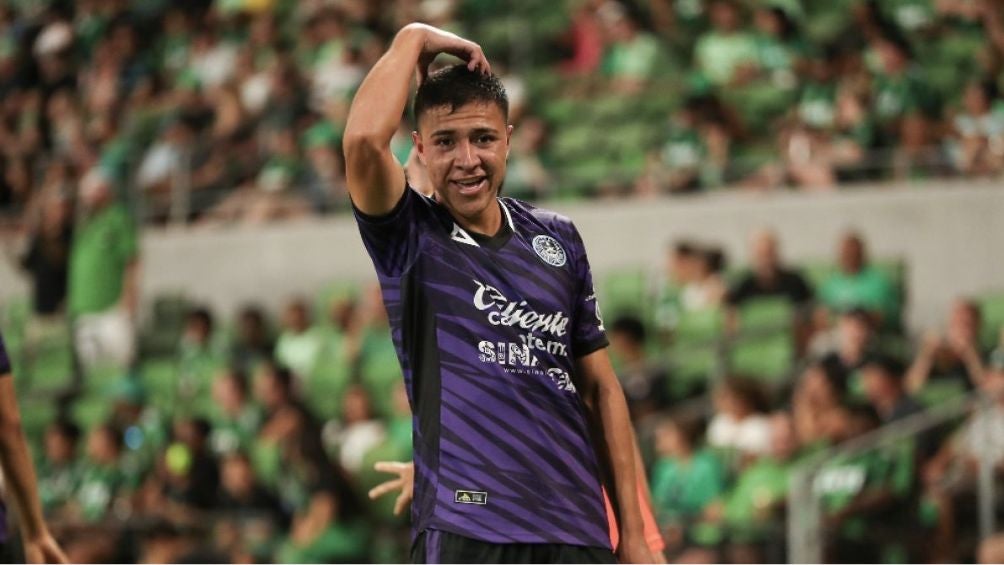 Montaño celebrando un gol con Mazatlán