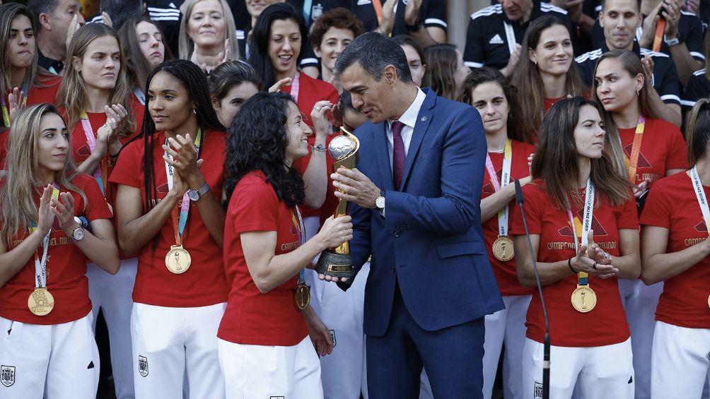 Pedro Sánchez recibiendo a las Campeonas del Mundo