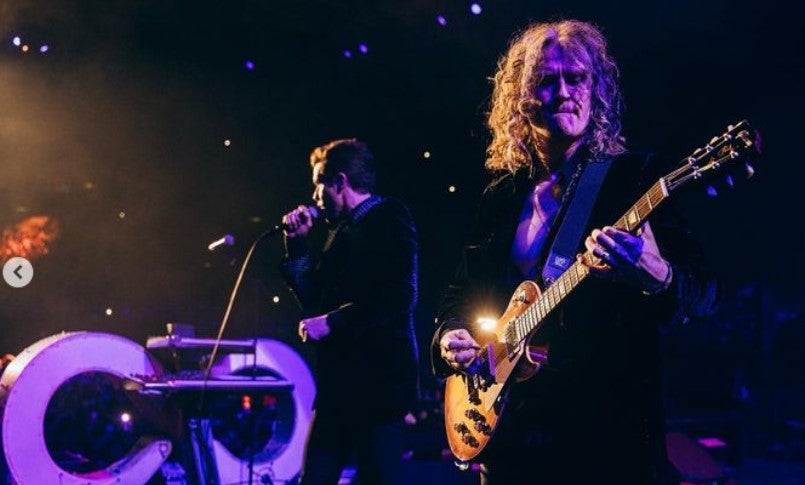 Dave Keuning en un solo de guitarra