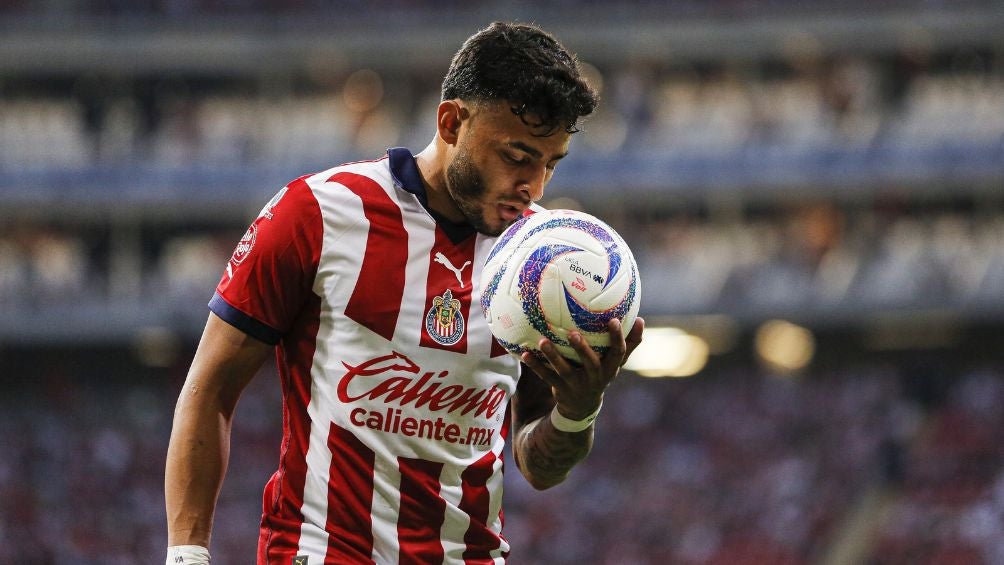 Alexis Vega en el partido ante Xolos