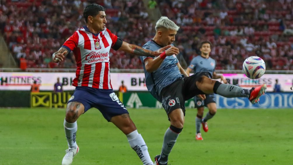 Víctor Guzmán en la disputa de un balón