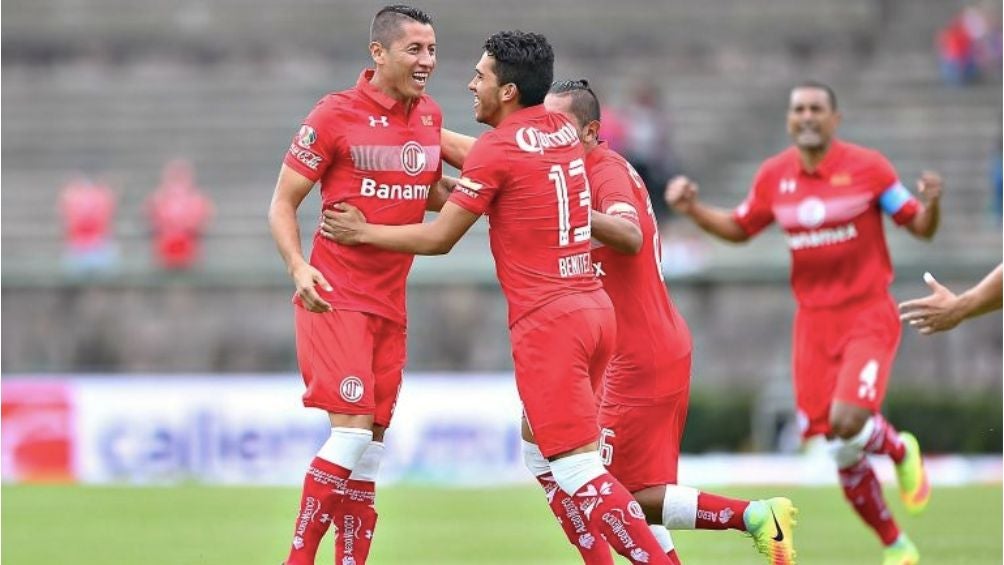 Esquivel celebrando un gol con los Diablos Rojos