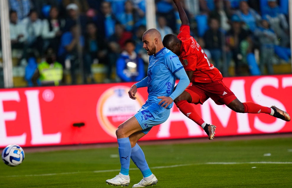 Enner Valencia dispara para marcar ante Bolivar