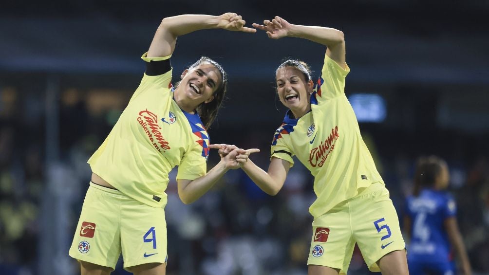 Andrea Pereira y Aurélie Kaci celebrando un gol