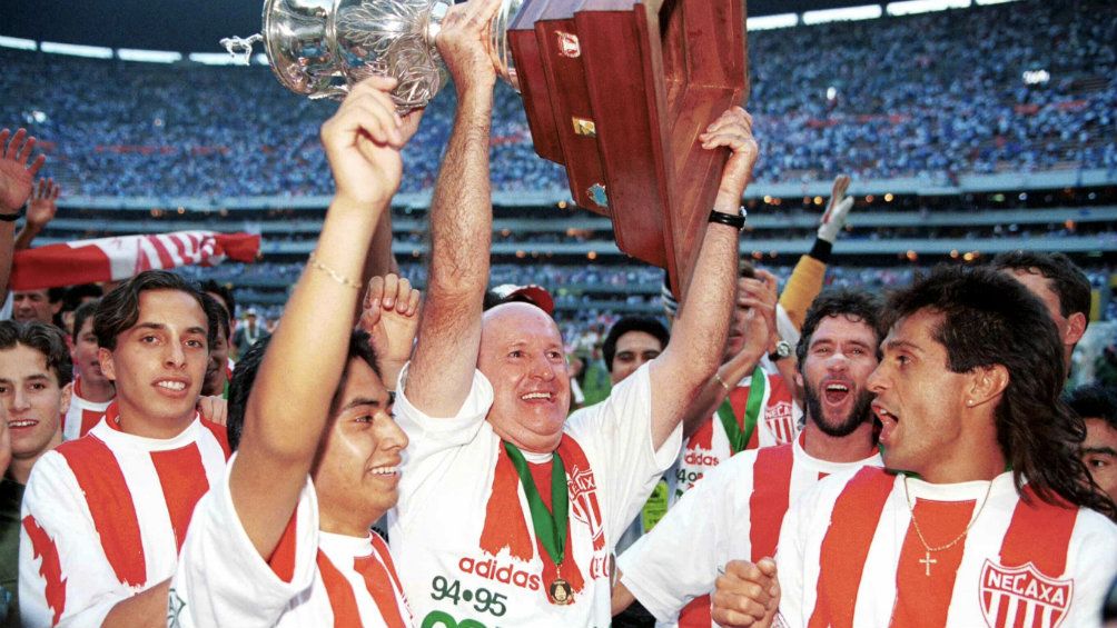 Manuel Lapuente celebrando un campeonato con Necaxa