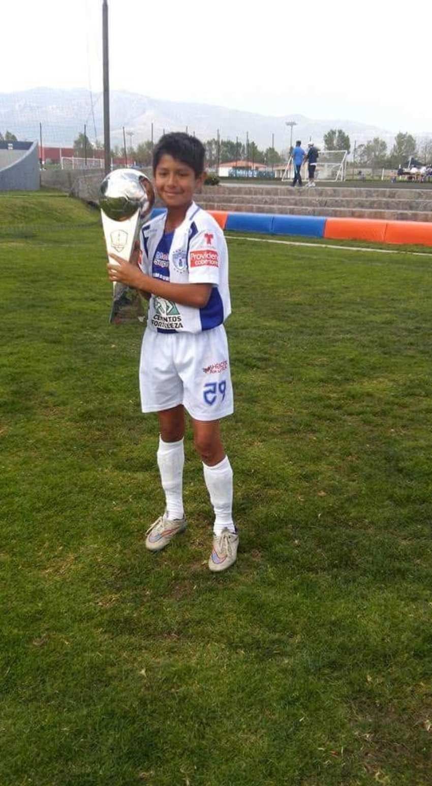 Marco con trofeo de campeón