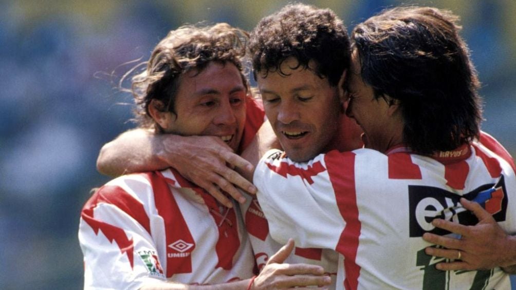 Aguinaga celebrando un gol con Ricardo Pélaez