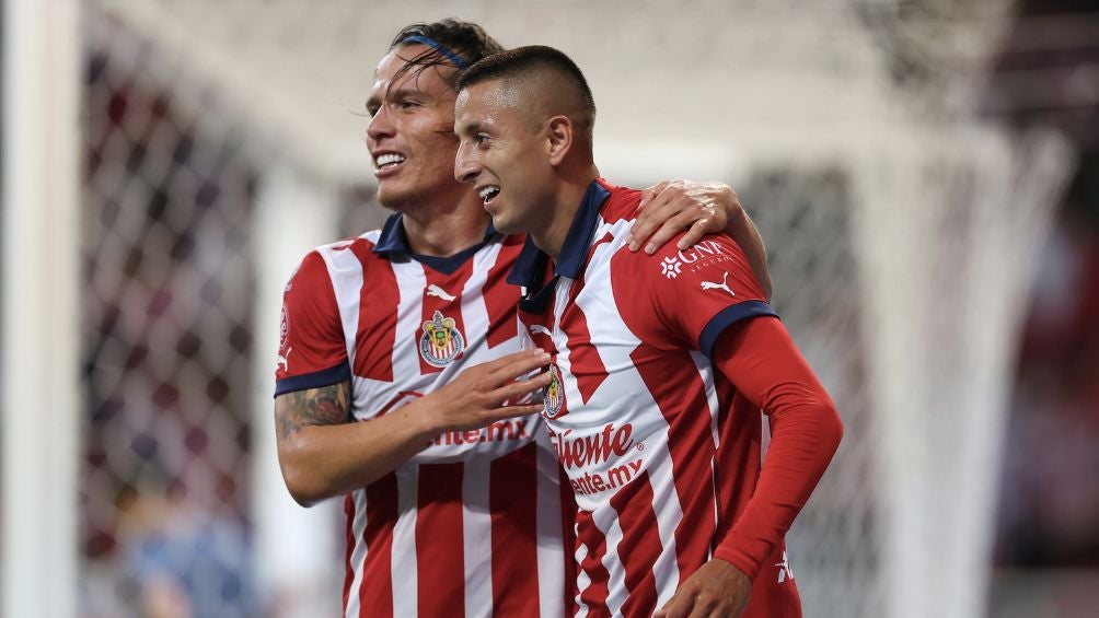 Piojo Alvarado celebra el gol de Chivas