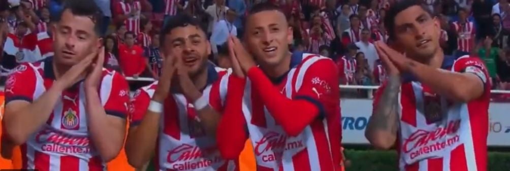 Piojo Alvarado junto a sus compañeros celebran un gol