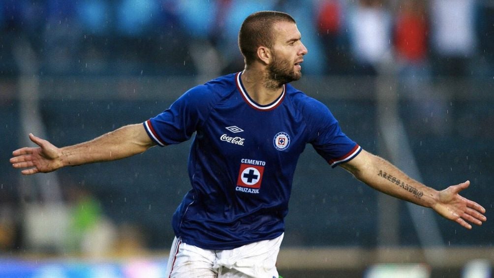 Tito Villa celebrando un gol con Cruz Azul