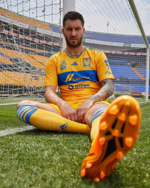 André-Pierre con la nueva playera de los Tigres 